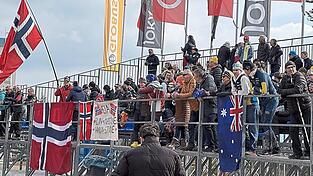 An den Flaggen sah man, woher die Fans der Sportler &uuml;berall angereist waren. Auch aus Alaska und Australien kamen sie in den Bayerwald.