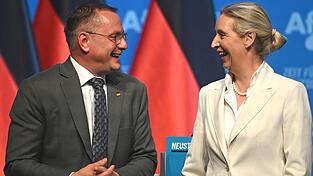 Die wiedergewählten Vorsitzenden Tino Chrupalla und Alice Weidel demonstrieren Einigkeit. Die wiedergewählten Vorsitzenden Tino Chrupalla und Alice Weidel demonstrieren Einigkeit.
