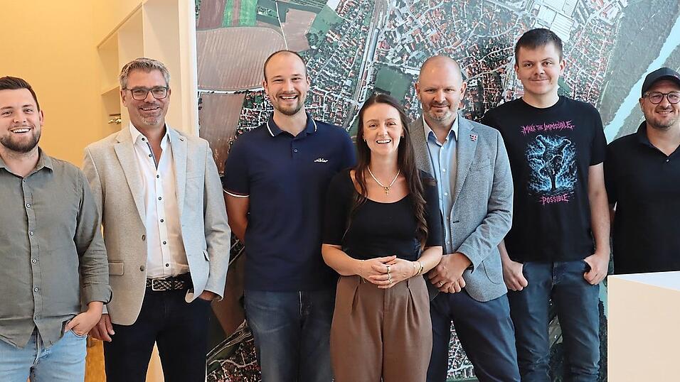 Sie wollen gemeinsam dafür sorgen, dass der Breitbandausbau in Moosburg ein gutes und für alle Seiten zufriedenstellendes Ergebnis liefert (von links): Thomas Graßl (Bauamt Stadt Moosburg), Thomas Meisl (Geschäftsbereichsleiter Nibler München), Christoph Demeter (Nibler Bauleiter Moosburg), Daniela Schubert (Teamleitung Breitband Telekom), Martin Größ (Leiter Produktion Technische Infrastruktur der Telekom in Rosenheim), Bernhard Knarr (Fachreferent Breitband Telekom) und Wolfgang Engl (Baubegleiter Telekom für Moosburg). Sie wollen gemeinsam dafür sorgen, dass der Breitbandausbau in Moosburg ein gutes und für alle Seiten zufriedenstellendes Ergebnis liefert (von links): Thomas Graßl (Bauamt Stadt Moosburg), Thomas Meisl (Geschäftsbereichsleiter Nibler München), Christoph Demeter (Nibler Bauleiter Moosburg), Daniela Schubert (Teamleitung Breitband Telekom), Martin Größ (Leiter Produktion Technische Infrastruktur der Telekom in Rosenheim), Bernhard Knarr (Fachreferent Breitband Telekom) und Wolfgang Engl (Baubegleiter Telekom für Moosburg).