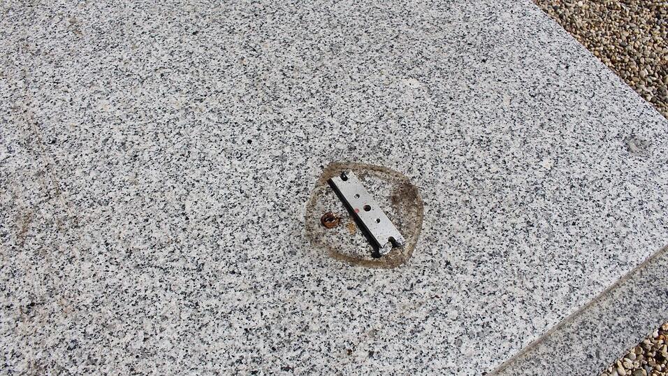 Unbekannte haben mehrere Gräber am Friedhof St. Michael in Straubing verwüstet. Unbekannte haben mehrere Gräber am Friedhof St. Michael in Straubing verwüstet.