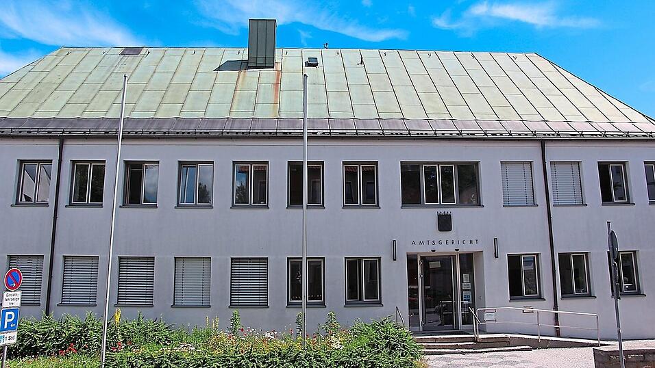 Am Viechtacher Amtsgericht wurde gegen den jungen Mann verhandelt. Am Viechtacher Amtsgericht wurde gegen den jungen Mann verhandelt.