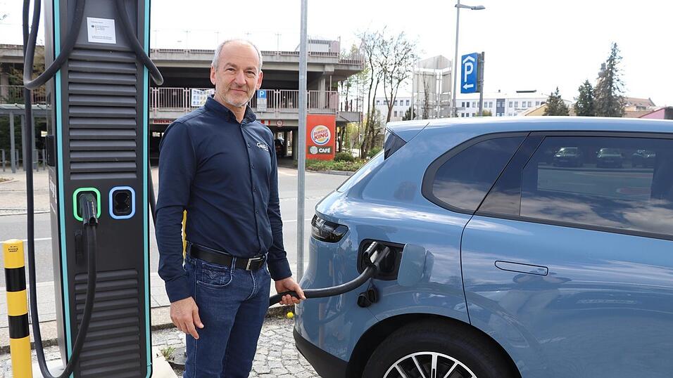 Mit dem Hypercharger geht Laden ganz schnell: Peter Reif verkauft seit fast zw&ouml;lf Jahren E-Autos. F&uuml;r ihn ist die Technik l&auml;ngst massentauglich und eine g&uuml;nstige Alternative.