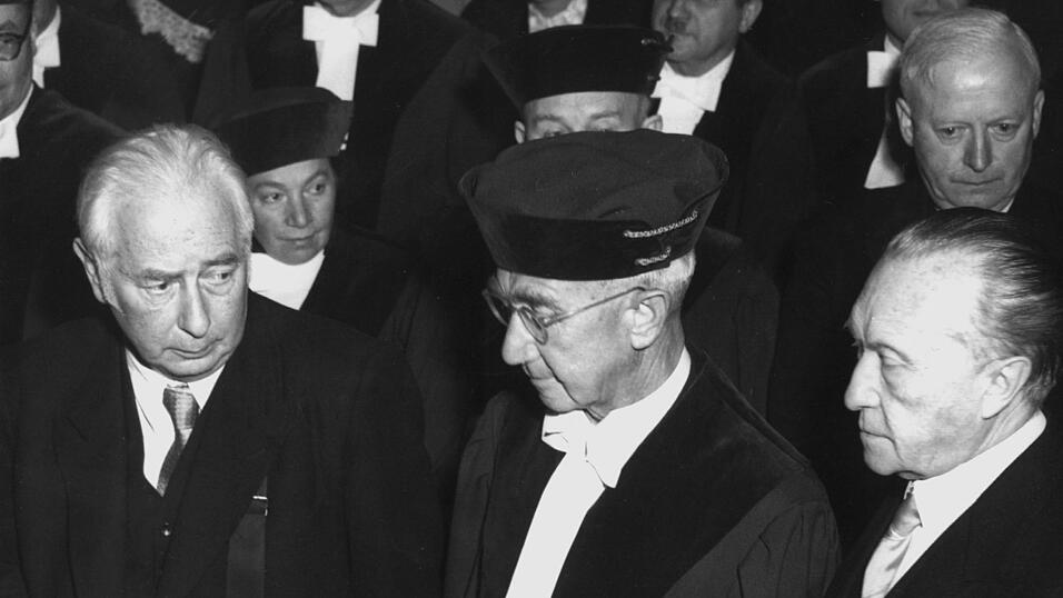An dem Festakt 1951 nahmen auch Bundeskanzler Adenauer und Bundespräsident Theodor Heuss teil. (Archivbild) An dem Festakt 1951 nahmen auch Bundeskanzler Adenauer und Bundespräsident Theodor Heuss teil. (Archivbild)