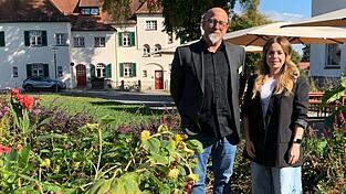In Einrichtungen mit psychisch kranken Patienten sind Mitarbeitende manchmal besonders belastenden Situationen ausgesetzt. Das „System kollegiale Nachsorge“ (SkN) am Bezirksklinikum Mainkofen leistet intern Hilfestellung. Dr. Torsten Piendl und Pamela Lippl leiten das SkN-Team seit vielen Jahren. In Einrichtungen mit psychisch kranken Patienten sind Mitarbeitende manchmal besonders belastenden Situationen ausgesetzt. Das „System kollegiale Nachsorge“ (SkN) am Bezirksklinikum Mainkofen leistet intern Hilfestellung. Dr. Torsten Piendl und Pamela Lippl leiten das SkN-Team seit vielen Jahren.