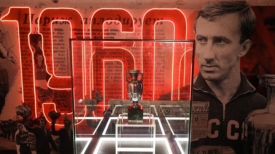 Paris, 10. Juli 1960 | Die erste Europameisterschaft findet als Europapokal der Nationen statt und dauert fast zwei Jahre. Am Ende setzt sich die Sowjetunion im Prinzenpark mit 2:1 nach Verl&auml;ngerung gegen Jugoslawien durch.