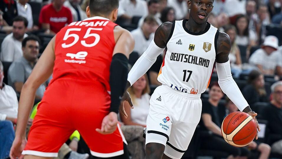 Deutschlands Kapitän Schröder dribbelt den Ball.