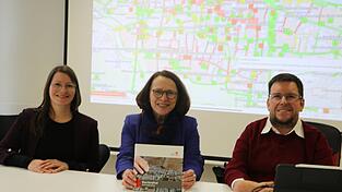 Franziska Meier, Gertrud Maltz-Schwarzfischer und Frank Reinel (von links) stellten den digitalen Ratgeber vor.