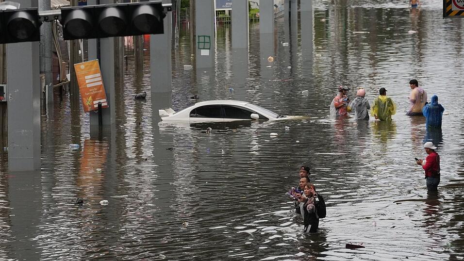 Tagelanger Starkregen hatte das Hochwasser ausgelöst. Tagelanger Starkregen hatte das Hochwasser ausgelöst.