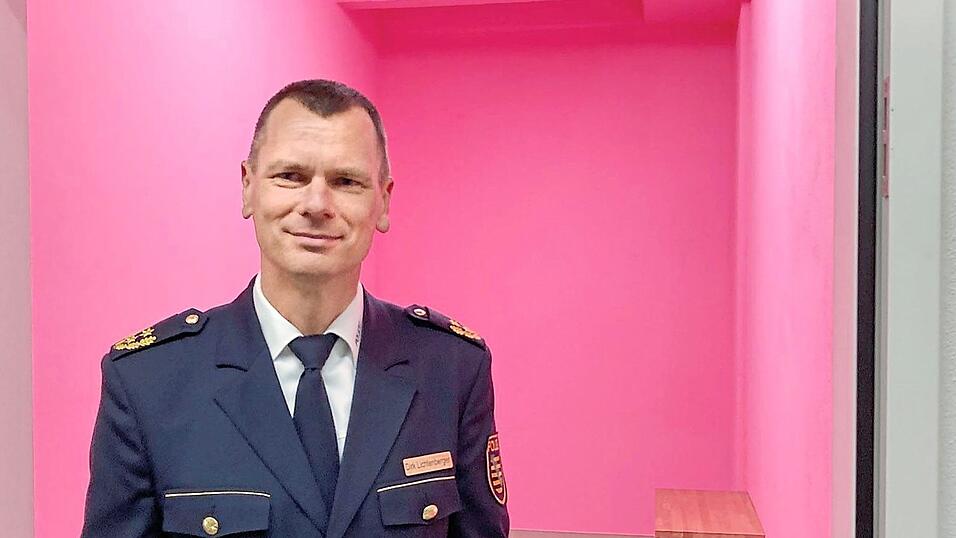 Dirk Lichtenberger, Präsident der Polizeidirektion Zwickau, steht vor der neuen rosa Gewahrsamszelle der Dienststelle. Vielleicht könnt es eine solche auch irgendwann in Bayern geben. Dirk Lichtenberger, Präsident der Polizeidirektion Zwickau, steht vor der neuen rosa Gewahrsamszelle der Dienststelle. Vielleicht könnt es eine solche auch irgendwann in Bayern geben.