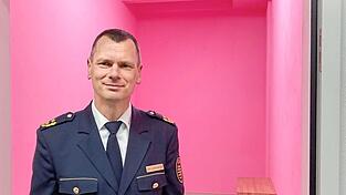 Dirk Lichtenberger, Pr&auml;sident der Polizeidirektion Zwickau, steht vor der neuen rosa Gewahrsamszelle der Dienststelle. Vielleicht k&ouml;nnt es eine solche auch irgendwann in Bayern geben.