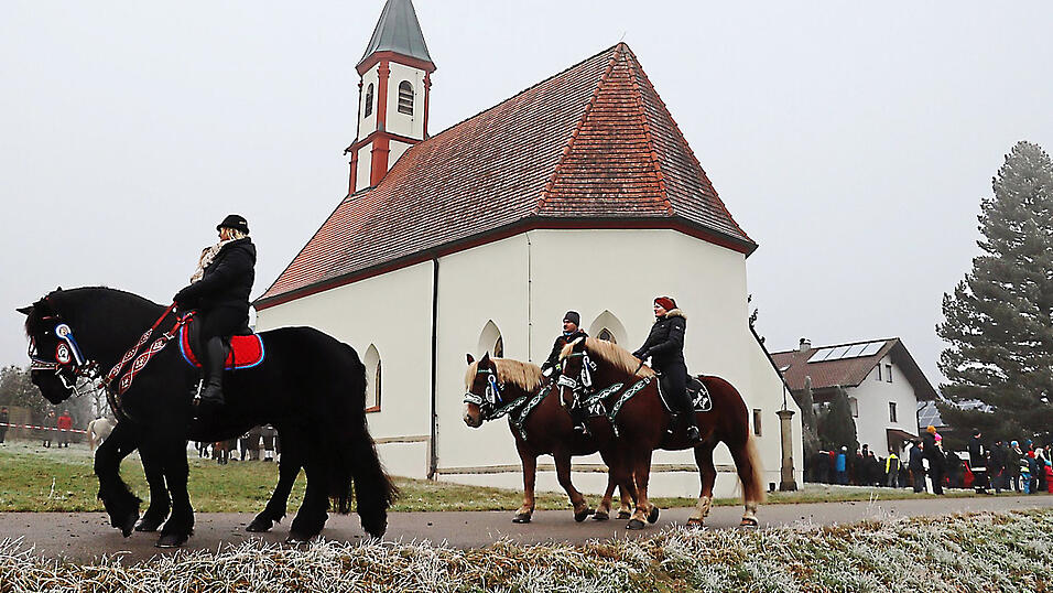 Das dreimalige Umrunden des Kirchleins durch die Reiter ist eine feste Tradition.