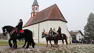 Das dreimalige Umrunden des Kirchleins durch die Reiter ist eine feste Tradition.