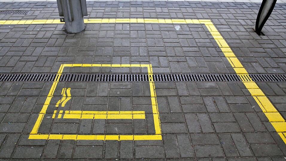 Ein Mann hat einer 18-Jährigen am Regensburger Hauptbahnhof eine brennende Zigarette an den Hals gedrückt. (Symbolbild)