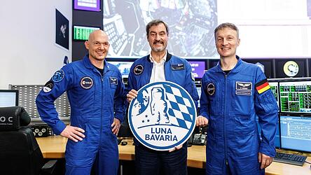 Ministerpräsident Markus Söder (M.) erhält beim bayerischen Mondgipfel Unterstützung von den beiden Astronauten Alexander Gerst (l.) und Matthias Maurer.