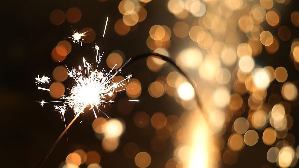 An Silvester sch&ouml;n, im Treppenhaus eine Gefahr: In einem Hochhaus wurden Grillanz&uuml;nder und Wunderkerzen verteilt und sorgten f&uuml;r einen Feuerwehreinsatz. (Symbolbild)
