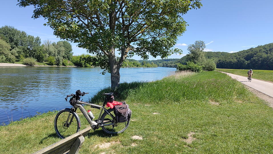 Der Radweg läuft über weite Teile an der Donau entlang. Der Radweg läuft über weite Teile an der Donau entlang.