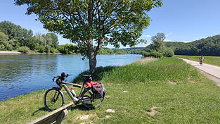 Der Radweg läuft über weite Teile an der Donau entlang. Der Radweg läuft über weite Teile an der Donau entlang.