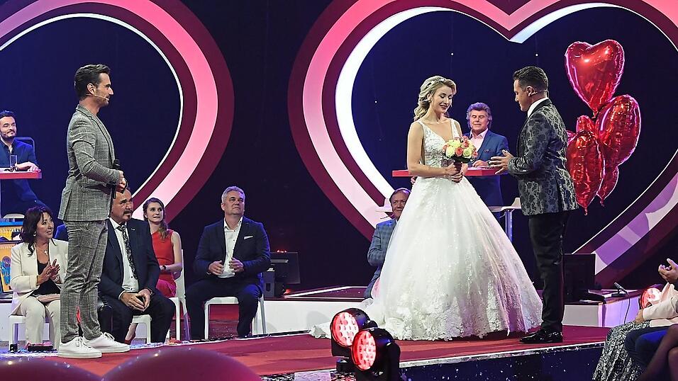 Moderator Florian Silbereisen (l.) gab am Samstagabend den Trauzeugen f&uuml;r das &uuml;bergl&uuml;ckliche Paar.