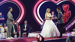 Moderator Florian Silbereisen (l.) gab am Samstagabend den Trauzeugen für das überglückliche Paar. Moderator Florian Silbereisen (l.) gab am Samstagabend den Trauzeugen für das überglückliche Paar.
