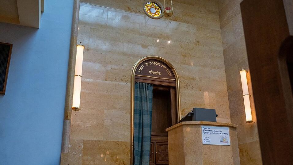 Herzstück ist der Thoraschrein, vor dem ein gewebter Vorhang der Bauhaus-Künstlerin Gunta Stölzl hängt. Herzstück ist der Thoraschrein, vor dem ein gewebter Vorhang der Bauhaus-Künstlerin Gunta Stölzl hängt.