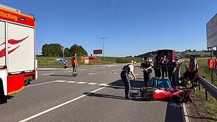 Die Motorradfahrerin ist schwer verletzt in eine Klinik gefolgen worden. Die Polizei ermittelt am Unfallort die relevanten Daten und Abst&auml;nde.&nbsp;