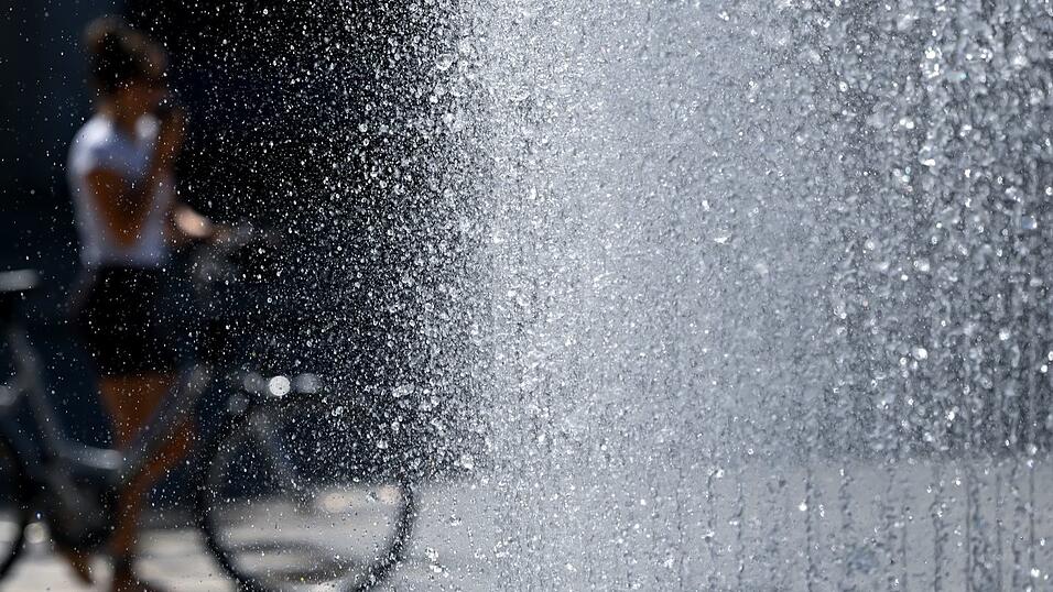Abk&uuml;hlung ist in diesen Tagen gefragt: Es bleibt hochsommerlich hei&szlig;.