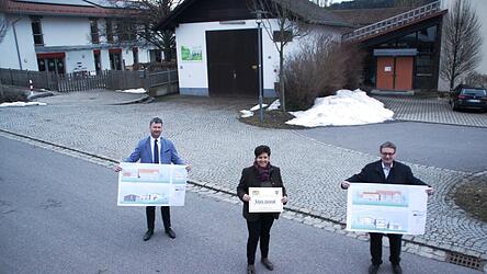 Erster Bürgermeister Matthias Wallner, 3. Bürgermeisterin Gabi Hastreiter und Landtagsabgeordneter Josef Zellmeier (von links) bei der Mitteilung der Förderzusage der Sondermittel vor dem geplanten Standort für den neuen Hort zwischen Kindergarten und Grundschule.