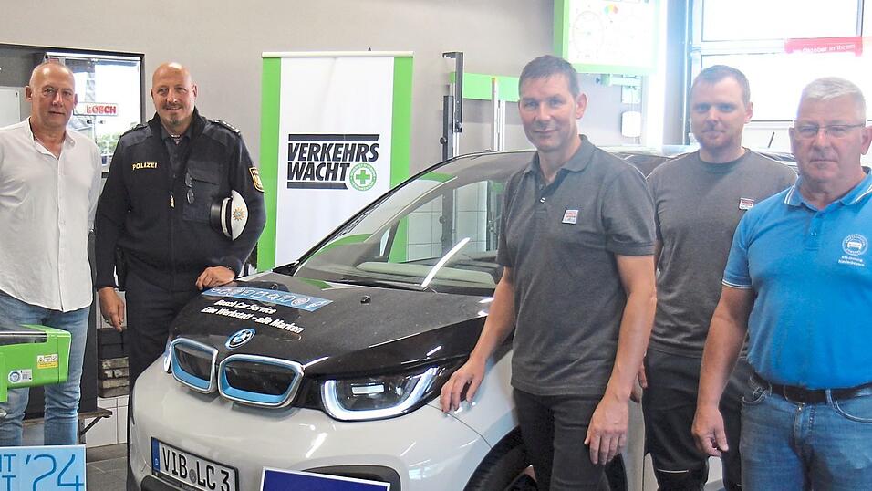 Roman Schwenter von der Verkehrswacht Vilsbiburg, Josef Bichlmeier von der Polizei Vilsbiburg, Christian Luginger und Tobias Studener von Bosch Car Service Luginger und Stephan Wollrab von der Kfz-Innung Niederbayern trafen sich, um im Sinne der Sicherheit an funktionst&uuml;chtiges Licht zu erinnern.