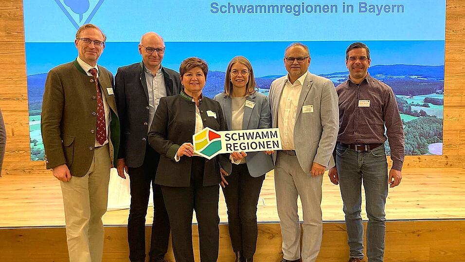 Eine ILE-Delegation um Vorsitzende Irmgard Sauerer und Regionalmanagerin Martina Kulzer (Mitte) fuhr vergangene Woche nach M&uuml;nchen. Dort fand die Auftaktveranstaltung f&uuml;r das Schwammregion-Aktionsprogramm statt.