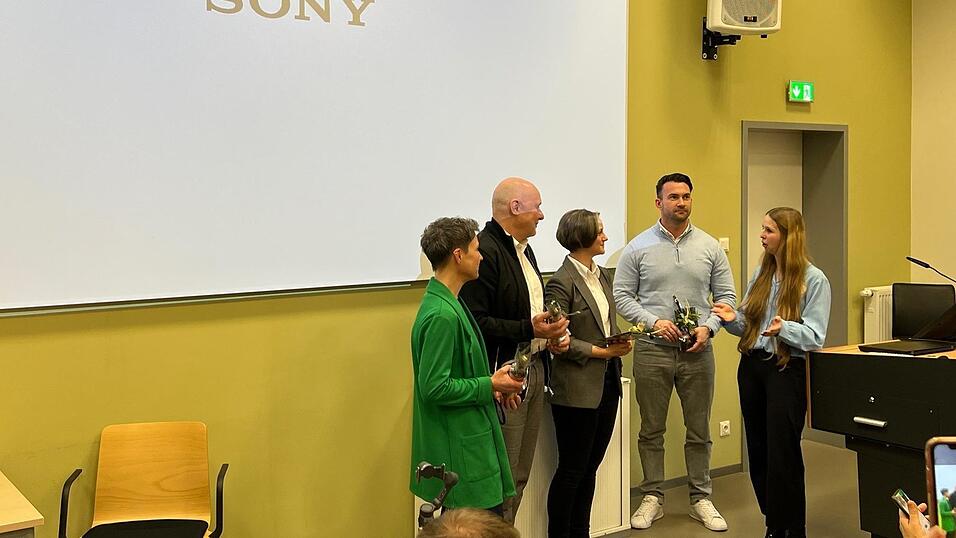 JU-Vorsitzende Christina Staudinger mit den Referenten Rudolf Wittmann, Yvonne Lautenschlager, Manfred Aschenbrenner und Daniela Oberkötter (v.r.). JU-Vorsitzende Christina Staudinger mit den Referenten Rudolf Wittmann, Yvonne Lautenschlager, Manfred Aschenbrenner und Daniela Oberkötter (v.r.).