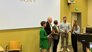 JU-Vorsitzende Christina Staudinger mit den Referenten Rudolf Wittmann, Yvonne Lautenschlager, Manfred Aschenbrenner und Daniela Oberkötter (v.r.). JU-Vorsitzende Christina Staudinger mit den Referenten Rudolf Wittmann, Yvonne Lautenschlager, Manfred Aschenbrenner und Daniela Oberkötter (v.r.).