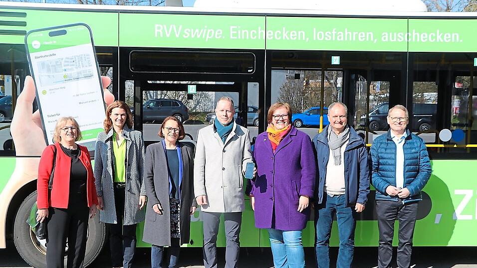 Bei der Vorstellung des 'RVV swipe': (von links) Martha Altweck-Gl&ouml;bl, stellvertretende Landr&auml;tin von Straubing-Bogen, Landr&auml;tin Tanja Schweiger, Oberb&uuml;rgermeisterin Gertrud Maltz-Scharzfischer, RVV-Gesch&auml;ftsf&uuml;hrer Kai M&uuml;ller-Eberstein, RVV-Betriebsleiterin Sandra Sch&ouml;nherr, Ulrich Schaller von Mobilit&auml;t Amberg und Erwin Dobler, &Ouml;PNV Landkreis Cham.