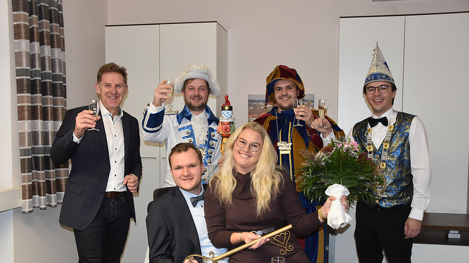 Das neue Prinzenpaar, Prinzessin Tina und Prinz Raphael, übernahm die Amtsgeschäfte. Das neue Prinzenpaar, Prinzessin Tina und Prinz Raphael, übernahm die Amtsgeschäfte.