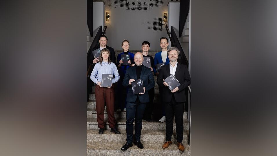 Bei der Spielplan-Pr&auml;sentation: Kaufm&auml;nnischer Direktor Matthias Schloderer (von links), Oda Zuschneid, Leiterin des Jungen Theaters, Schauspieldirektorin Barbara Bily, Intendant Sebastian Ritschel, kommissarischer Leiter der Tanzcompany Leander Veizi, Chef-Dramaturg Ronny Scholz und Generalmusikdirektor Stefan Veselka.