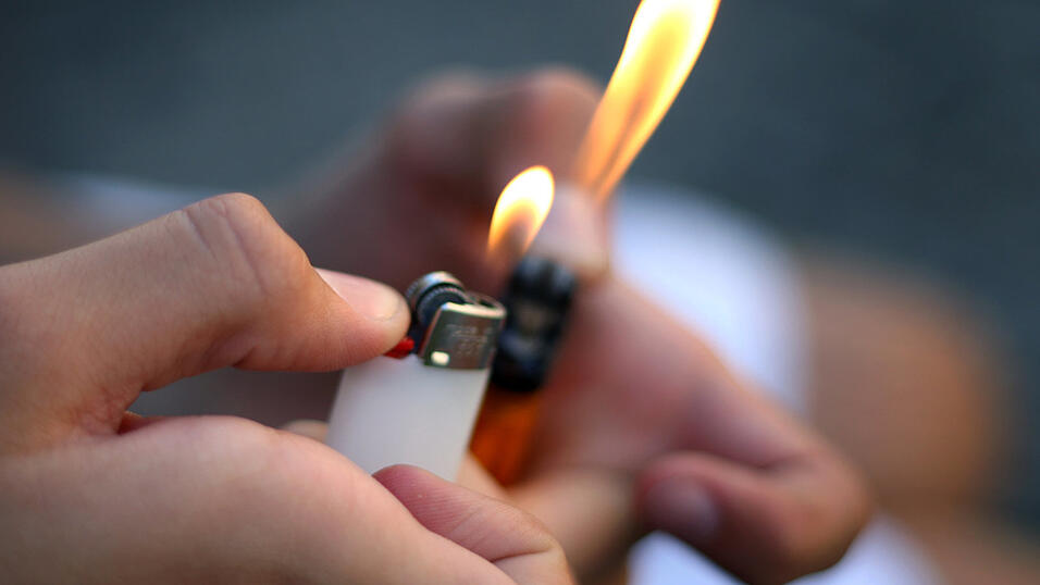 Weil ihm &ouml;fter zu kalt ist, z&uuml;ndet der 36-j&auml;hrige Beschuldigte gerne mal ein Feuer an.