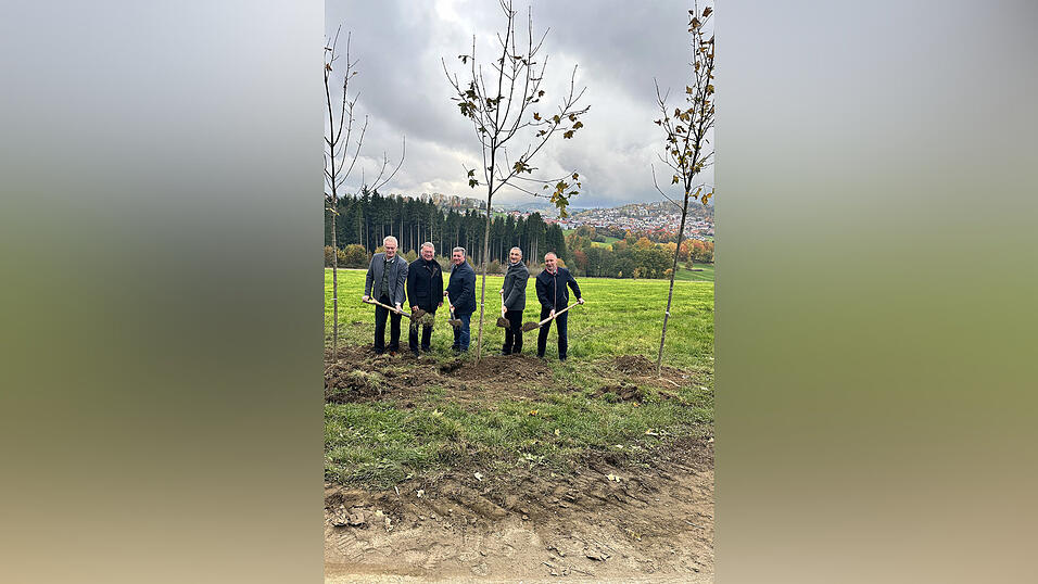 Symbolischer Beginn der Baumaßnahme: es wurden Bäume gepflanzt von Bundeslandwirtschaftsminister Alois Rainer (v.l.), Staatsminister a.D. Helmut Brunner, Staatsminister Christian Bernreiter, Landrat Ronny Raith und Kirchbergs Bürgermeister Robert Muhr.