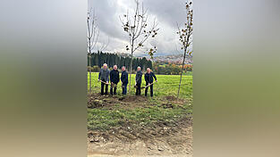 Symbolischer Beginn der Baumaßnahme: es wurden Bäume gepflanzt von Bundeslandwirtschaftsminister Alois Rainer (v.l.), Staatsminister a.D. Helmut Brunner, Staatsminister Christian Bernreiter, Landrat Ronny Raith und Kirchbergs Bürgermeister Robert Muhr.