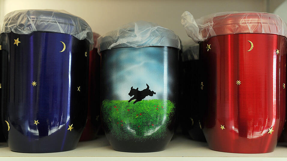 auf speziellen Tierfriedh&ouml;fen bestattet. Doch das &auml;ndert jetzt mancherort. (Foto: Caroline Seidel/ dpa)Urnen f&uuml;r Haustiere gibt es schon seit Langem. Bis jetzt werden Tiere