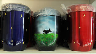 auf speziellen Tierfriedh&ouml;fen bestattet. Doch das &auml;ndert jetzt mancherort. (Foto: Caroline Seidel/ dpa)Urnen f&uuml;r Haustiere gibt es schon seit Langem. Bis jetzt werden Tiere