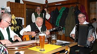Die Woidbacherl Musi unterhielt der passend mit schöner, traditioneller Stubenmusi.