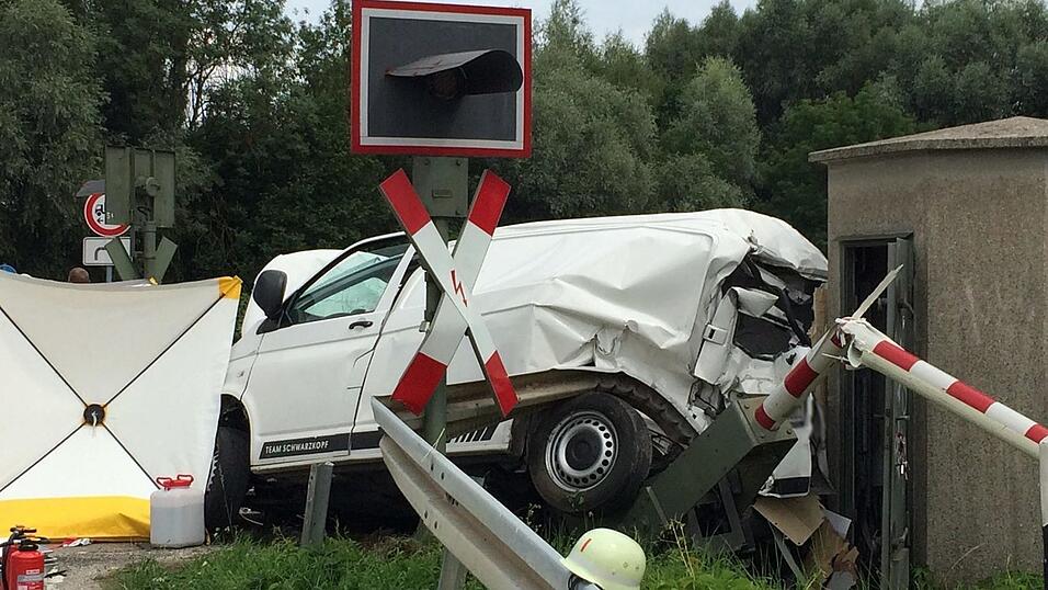 Am Bahnübergang Herzogau in der Gemeinde Pilsting hat sich am Montagvormittag ein Zugunglück ereignet. Am Bahnübergang Herzogau in der Gemeinde Pilsting hat sich am Montagvormittag ein Zugunglück ereignet.