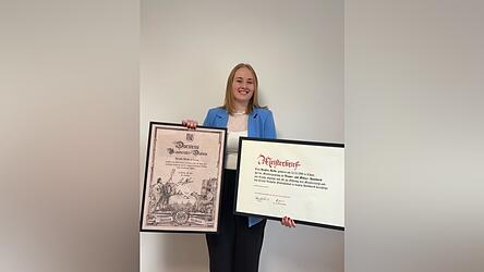 Kerstin Serve pr&auml;sentiert stolz ihr Braumeister-Diplom und ihren Meisterbrief.