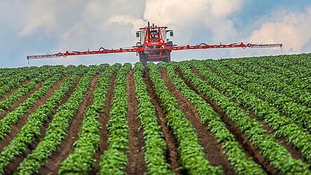 Die hochmodernen Traktorkabinen, die eine Atemschutzmaske auf dem Feld zum Schutz vor Pestiziden &uuml;berfl&uuml;ssig machen, nutzt nicht jeder landwirtschaftliche Betrieb.