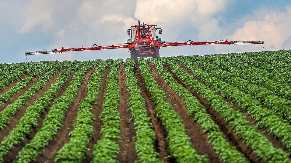 Die hochmodernen Traktorkabinen, die eine Atemschutzmaske auf dem Feld zum Schutz vor Pestiziden überflüssig machen, nutzt nicht jeder landwirtschaftliche Betrieb. Die hochmodernen Traktorkabinen, die eine Atemschutzmaske auf dem Feld zum Schutz vor Pestiziden überflüssig machen, nutzt nicht jeder landwirtschaftliche Betrieb.