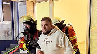 Atemschutzgeräten retteten MItarbeiter aus dem verrauchten Gebäude. Atemschutzgeräten retteten MItarbeiter aus dem verrauchten Gebäude.