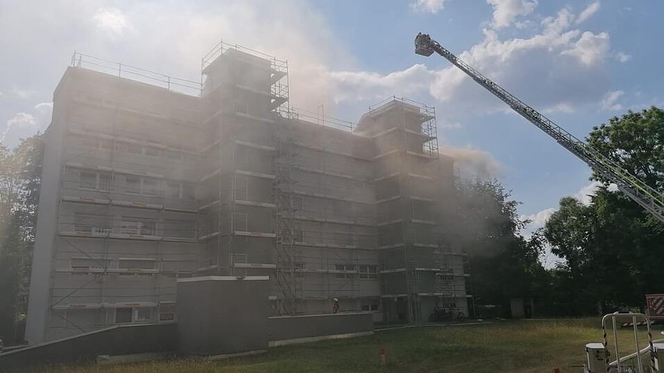 Bei einem Brand in einem Dachstuhl sind am Donnerstag über zehn Personen verletzt worden. Bei einem Brand in einem Dachstuhl sind am Donnerstag über zehn Personen verletzt worden.