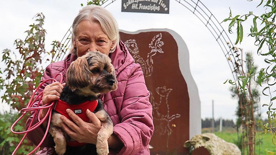 Regelmäßig kommt Brigitte Dietrich mit ihrem Yorkshire Terrier Anna zum Tierfriedhof Gleißenbach. Dort liegt ihre Hündin Mia, die vor neun Jahren gestorben ist und 'noch immer zur Familie gehört'. Regelmäßig kommt Brigitte Dietrich mit ihrem Yorkshire Terrier Anna zum Tierfriedhof Gleißenbach. Dort liegt ihre Hündin Mia, die vor neun Jahren gestorben ist und 'noch immer zur Familie gehört'.