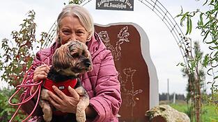 Regelm&auml;&szlig;ig kommt Brigitte Dietrich mit ihrem Yorkshire Terrier Anna zum Tierfriedhof Glei&szlig;enbach. Dort liegt ihre H&uuml;ndin Mia, die vor neun Jahren gestorben ist und 'noch immer zur Familie geh&ouml;rt'.
