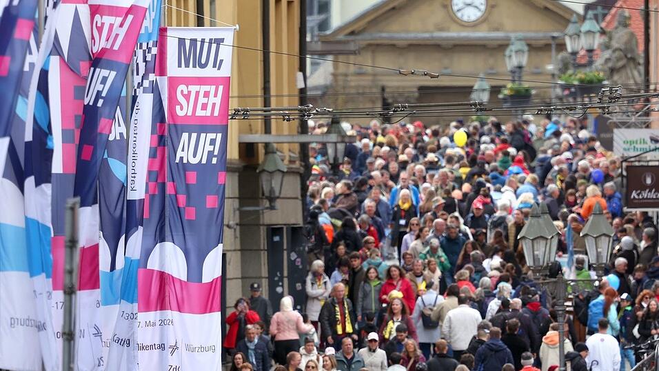 Zahlreiche Menschen sind in der W&uuml;rzburger Innenstadt unterwegs.