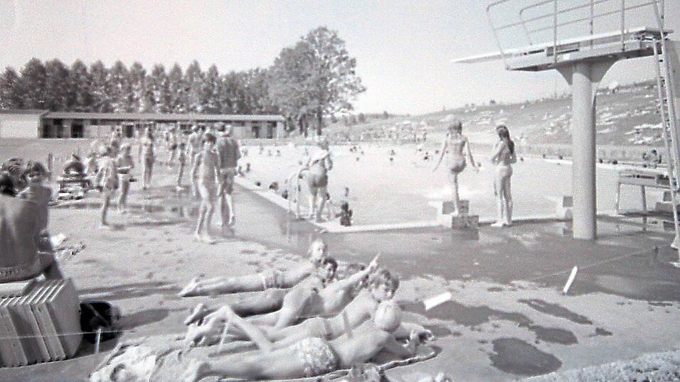 Badebetrieb im neuen Geisenhausener Freibad, etwa um 1971. Die Baukosten - ohne Grundstückskäufe - lagen damals bei 730.000 D-Mark. Badebetrieb im neuen Geisenhausener Freibad, etwa um 1971. Die Baukosten - ohne Grundstückskäufe - lagen damals bei 730.000 D-Mark.